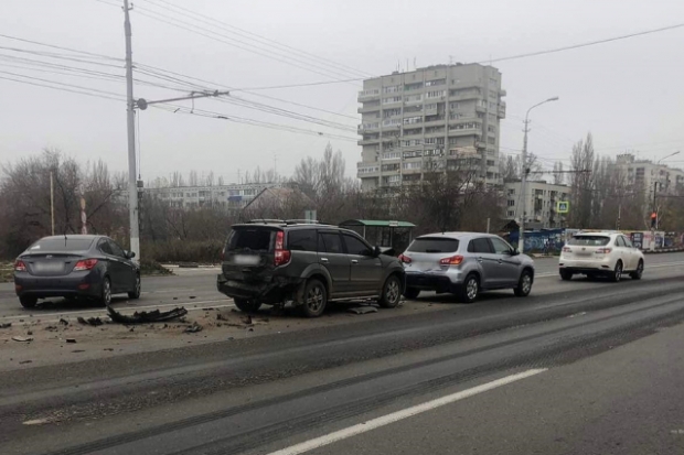 В ДТП юге Волгограда попали четыре иномарки В ДТП юге Волгограда попали четыре иномарки