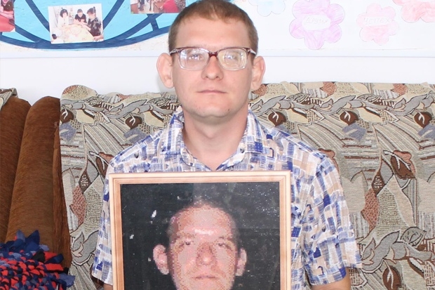 Слабовидящий волгоградец рисует картины алмазной вышивкой Слабовидящий волгоградец рисует картины алмазной вышивкой