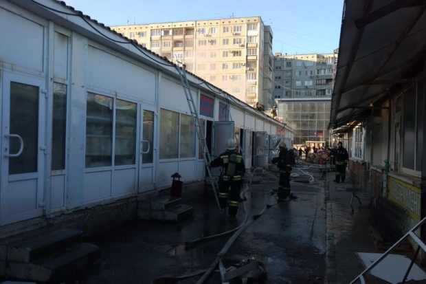 На западе Волгограда загорелся рынок «Олимпия» На западе Волгограда загорелся рынок «Олимпия»