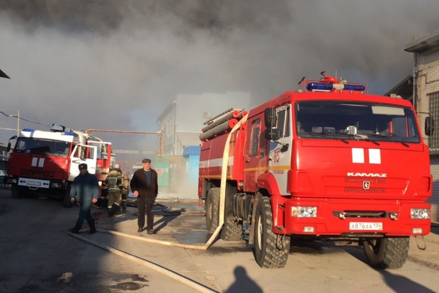 Пожарные в Волгоградской области больше часа тушат склад Пожарные в Волгоградской области больше часа тушат склад