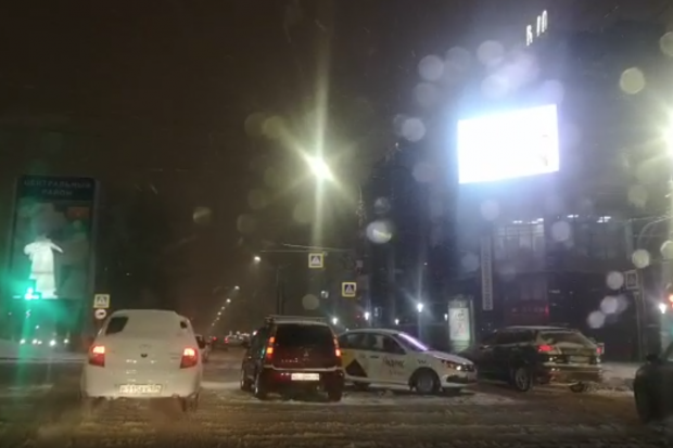 В центре Волгограда иномарка врезалась в такси В центре Волгограда иномарка врезалась в такси