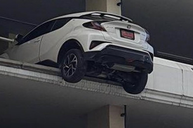 Автоледи на Toyota C-HR прославилась в сети «худшей парковкой в мире» Автоледи на Toyota C-HR прославилась в сети «худшей парковкой в мире»