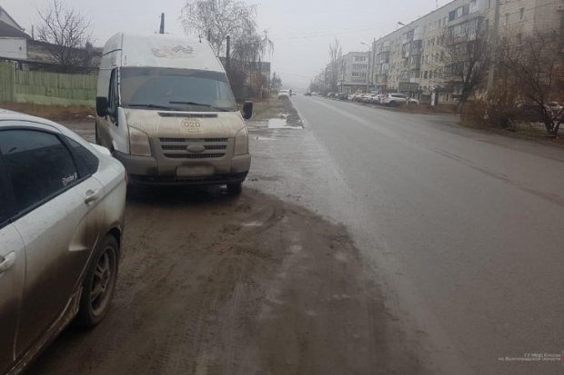 В Волгограде «Форд» сбил 61-летнюю женщину, двигаясь задним ходом В Волгограде «Форд» сбил 61-летнюю женщину, двигаясь задним ходом