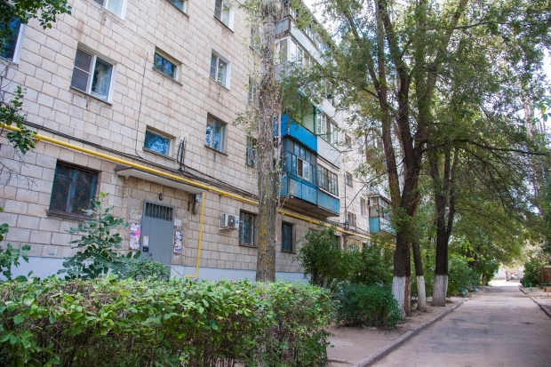 Двор на западе Волгограда хотят превратить в дорогу для автозаков Двор на западе Волгограда хотят превратить в дорогу для автозаков