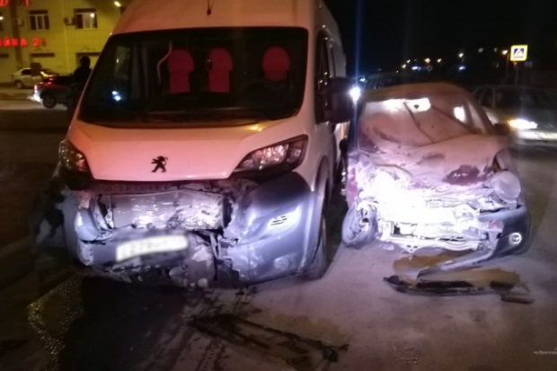 В Волгограде в ДТП с маршруткой пострадал 12-летний ребенок В Волгограде в ДТП с маршруткой пострадал 12-летний ребенок