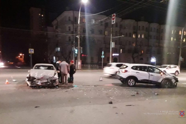 В центре Волгограда в страшном ДТП пострадали три человека В центре Волгограда в страшном ДТП пострадали три человека