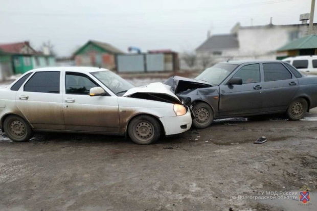 В лобовом ДТП в Волгоградской области пострадали два человека В лобовом ДТП в Волгоградской области пострадали два человека