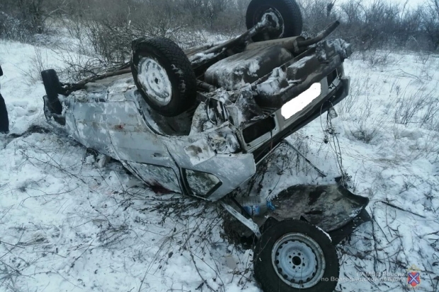 В перевернувшемся в Волгоградской области ВАЗе пострадали 4 человека В перевернувшемся в Волгоградской области ВАЗе пострадали 4 человека