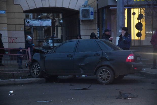 В Ворошиловском районе легковушка протаранила ограждение В Ворошиловском районе легковушка протаранила ограждение