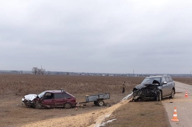 В лобовом ДТП в Волгоградской области пострадали водитель и пассажир В лобовом ДТП в Волгоградской области пострадали водитель и пассажир