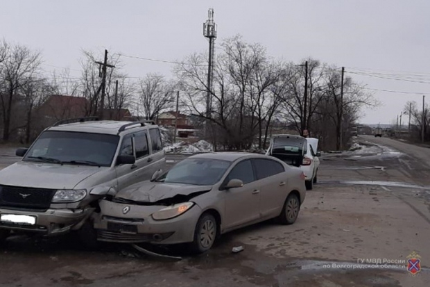 В массовом ДТП под Волгоградом пострадали два человека В массовом ДТП под Волгоградом пострадали два человека