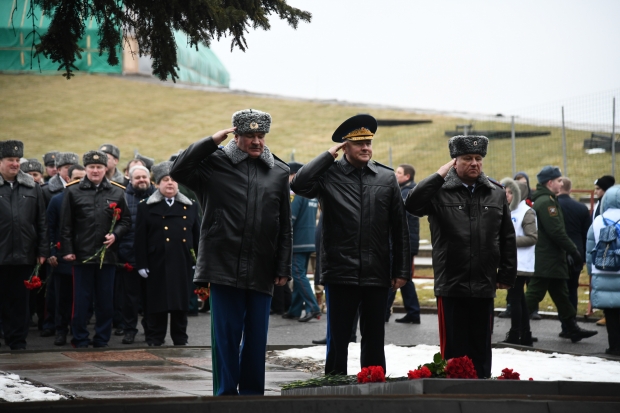 В Волгограде на Мамаевом кургане почтили память защитников Сталинграда