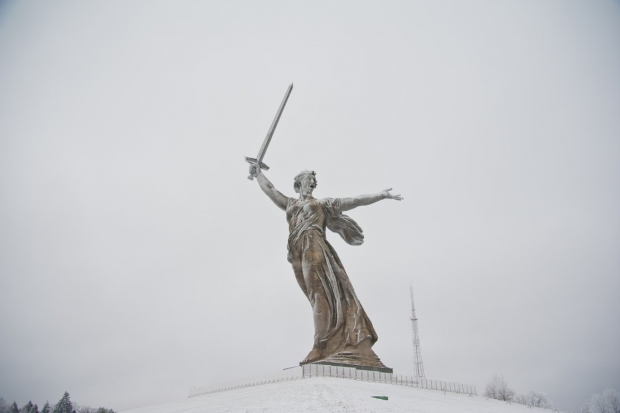 СберМаркет извинился за коллаж с Родиной-матерью и навозным жуком СберМаркет извинился за коллаж с Родиной-матерью и навозным жуком