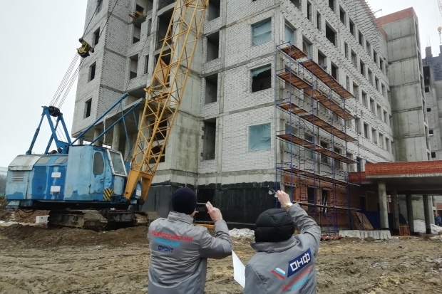 В Волгограде в строящемся корпусе онкоцентра обустраивают кровлю и фасад В Волгограде в строящемся корпусе онкоцентра обустраивают кровлю и фасад