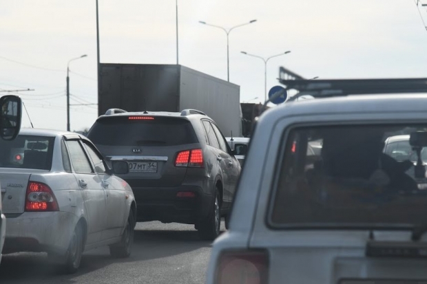 На мосту через ГЭС водители стоят в пробке по пути в Волгоград На мосту через ГЭС водители стоят в пробке по пути в Волгоград