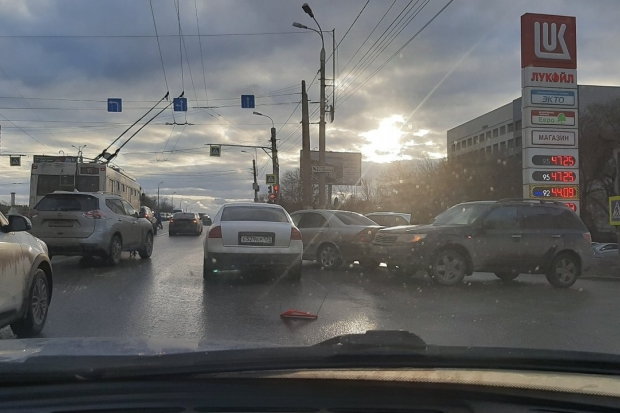 ДТП с 3 авто парализовало движение в Ворошиловском районе Волгограда ДТП с 3 авто парализовало движение в Ворошиловском районе Волгограда