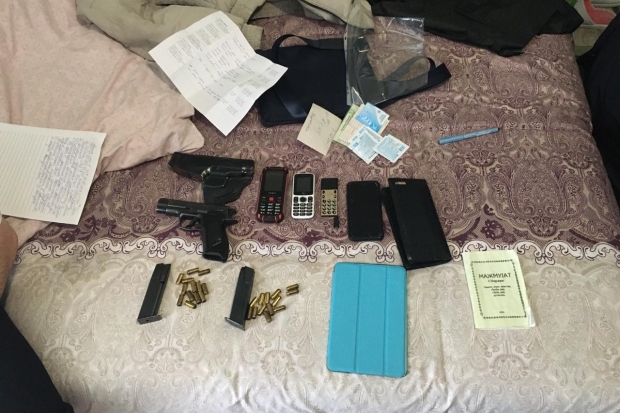 В домах волгоградцев найдена экстремистская литература и оружие В домах волгоградцев найдена экстремистская литература и оружие
