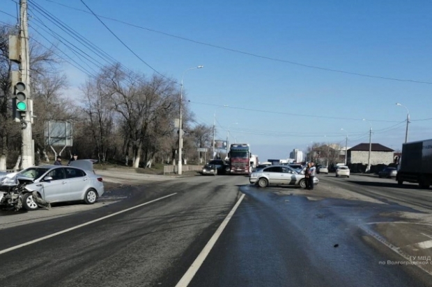 В Волгограде самосвал вытолкнул иномарку на встречку В Волгограде самосвал вытолкнул иномарку на встречку
