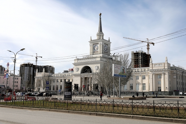 С Привокзальной площади Волгограда убрали баннеры с нарисованным газоном С Привокзальной площади Волгограда убрали баннеры с нарисованным газоном