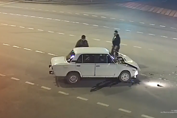 Видео: в Волгограде ВАЗ проехал на красный и врезался в иномарку Видео: в Волгограде ВАЗ проехал на красный и врезался в иномарку