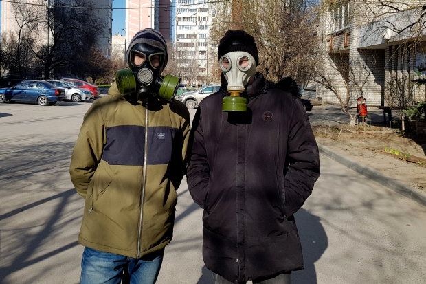 Волгоградские школьники в противогазах троллят паникеров