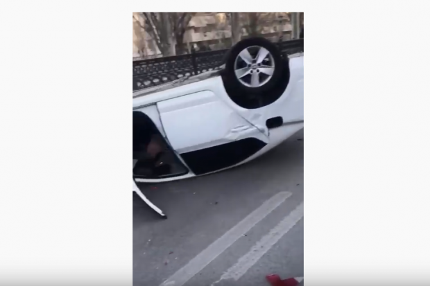 В центре Волгограда иномарка перевернулась на скорости В центре Волгограда иномарка перевернулась на скорости