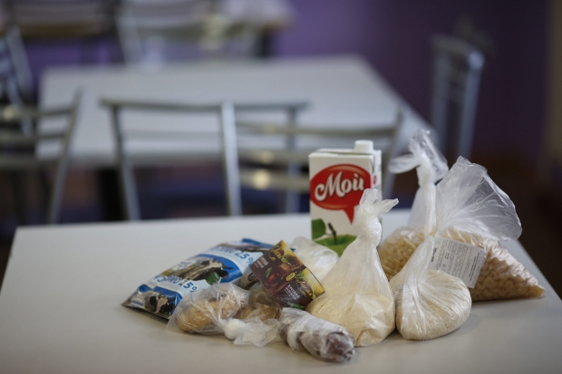 В Волгограде стартовала выдача продуктовых наборов школьникам В Волгограде стартовала выдача продуктовых наборов школьникам