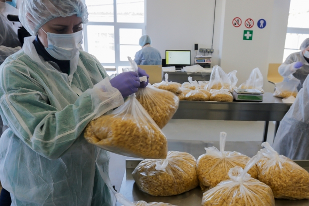 Школьникам Волгограда начали выдавать продуктовые наборы Школьникам Волгограда начали выдавать продуктовые наборы