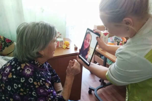 В Волгограде волонтеры дарят пожилым людям видеооткрытки В Волгограде волонтеры дарят пожилым людям видеооткрытки