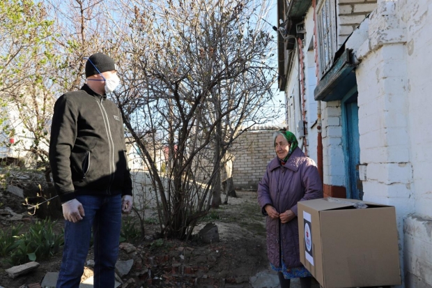 В Волгограде волонтеры РУСАЛа снабжают продуктами ветеранов завода В Волгограде волонтеры РУСАЛа снабжают продуктами ветеранов завода