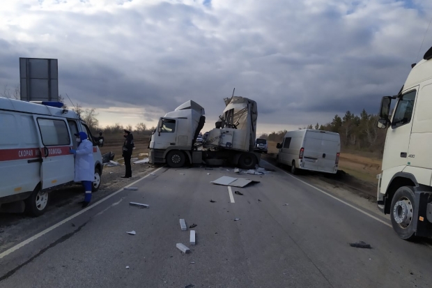 В тройном ДТП на федеральной автодороге погибли двое камышан В тройном ДТП на федеральной автодороге погибли двое камышан