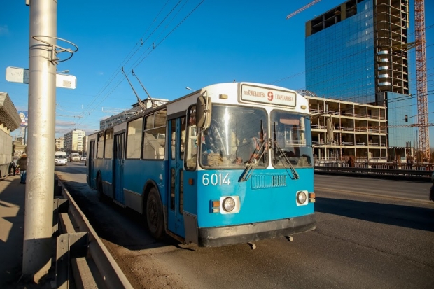 В Волгограде легковушка врезалась в троллейбус В Волгограде легковушка врезалась в троллейбус