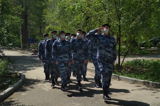 Волгоградские росгвардейцы присоединились к акции «Парад у дома» Волгоградские росгвардейцы присоединились к акции «Парад у дома»