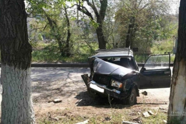 На юге Волгограда водитель ВАЗ врезался в дерево и разбился насмерть На юге Волгограда водитель ВАЗ врезался в дерево и разбился насмерть