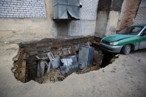 В Советском районе Волгограда чуть не ушел под землю автомобиль В Советском районе Волгограда чуть не ушел под землю автомобиль