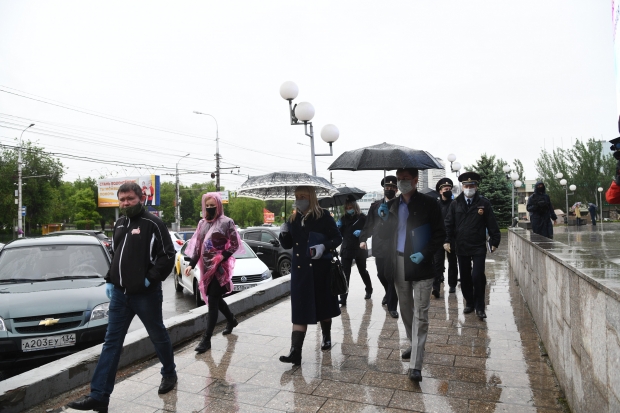 В Волгограде строго следят за ношением масок и перчаток В Волгограде строго следят за ношением масок и перчаток