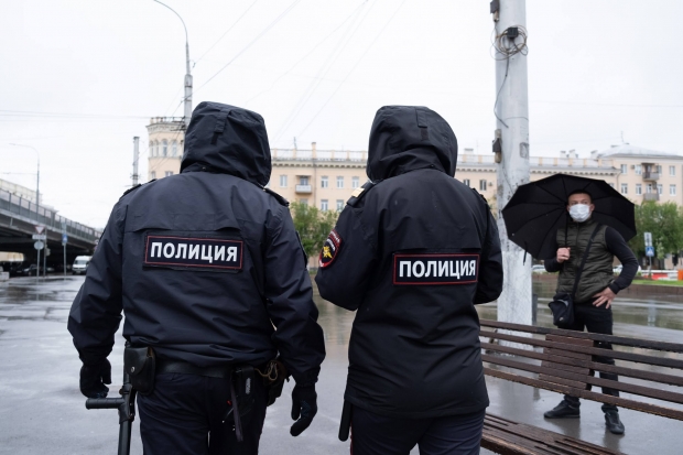 Волгоградские полицейские работают около больниц и на транспорте Волгоградские полицейские работают около больниц и на транспорте