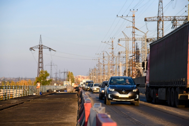 На мосту через Волжскую ГЭС снова собирается пробка На мосту через Волжскую ГЭС снова собирается пробка