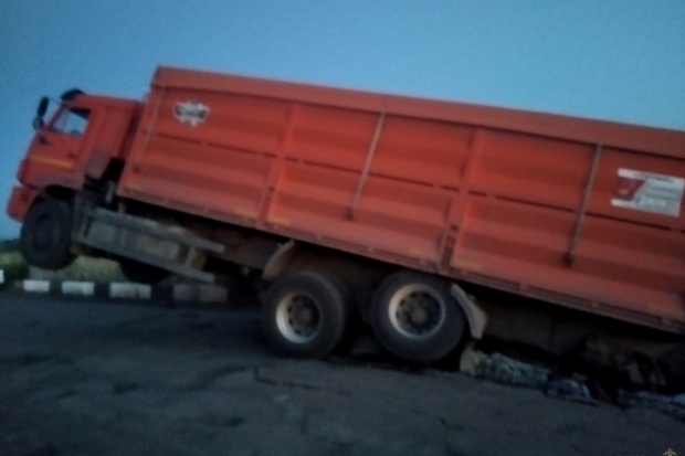 В Волгоградской области под КамАЗом обрушился мост В Волгоградской области под КамАЗом обрушился мост