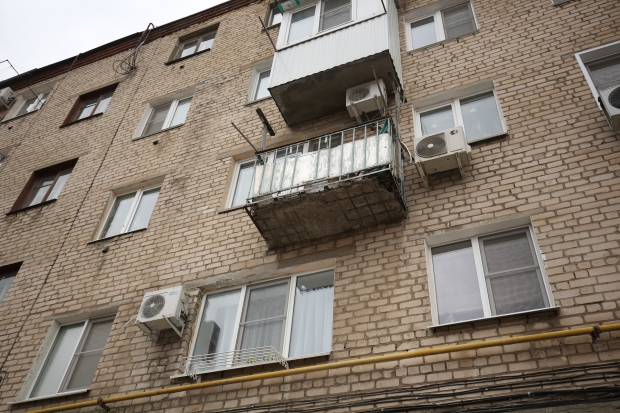Волгоградец после двухнедельного запоя бросался вещами с балкона Волгоградец после двухнедельного запоя бросался вещами с балкона