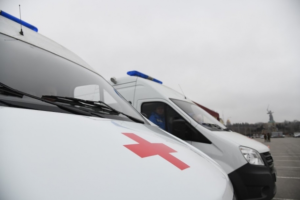 В Волгограде двое человек на мопеде врезались в бордюр и опрокинулись В Волгограде двое человек на мопеде врезались в бордюр и опрокинулись
