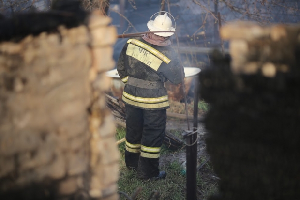 В Волгоградской области пожарные почти три часа тушили дом В Волгоградской области пожарные почти три часа тушили дом