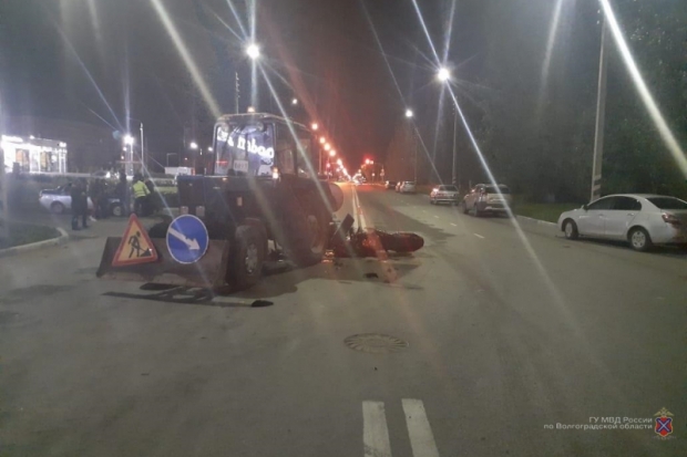 В Волжском столкнулись мотоцикл и трактор: пострадали двое В Волжском столкнулись мотоцикл и трактор: пострадали двое