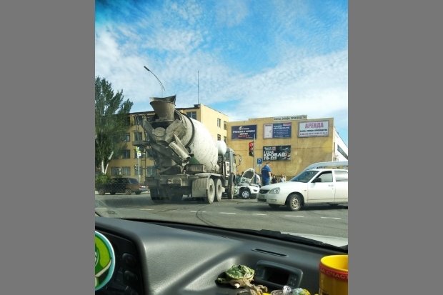 На западе Волгограда в ДТП с КамАЗом погиб человек На западе Волгограда в ДТП с КамАЗом погиб человек