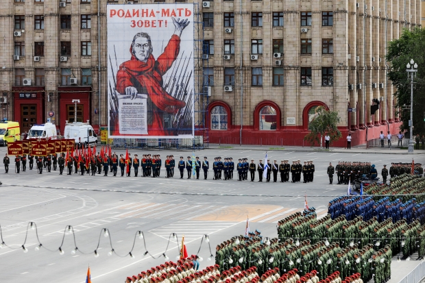 Зрители присвоили параду в Волгограде «федеральный уровень» Зрители присвоили параду в Волгограде «федеральный уровень»