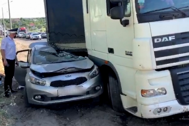 Фура на Третьей Продольной в Волгограде расплющила легковое авто Фура на Третьей Продольной в Волгограде расплющила легковое авто