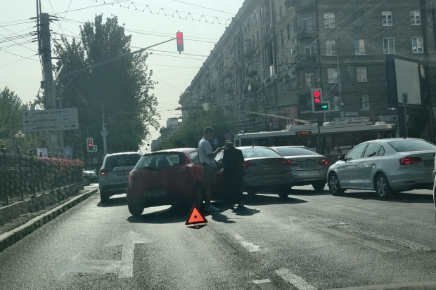 ДТП с участием трех машин собирает пробку в центре Волгограда