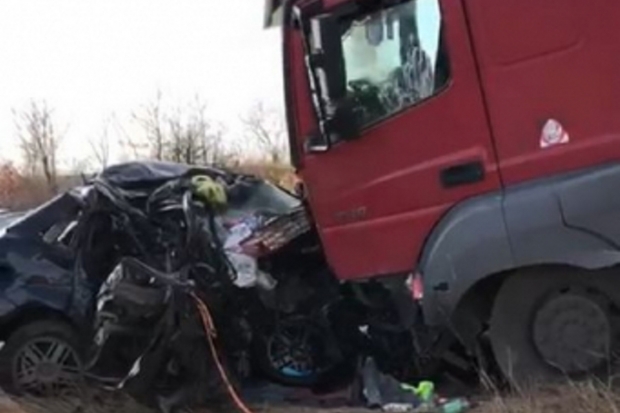 В Волгоградской области в ДТП с фурой погибли три человека