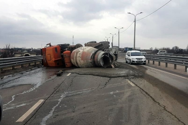 В Волгограде на Третьей Продольной опрокинулась бетономешалка