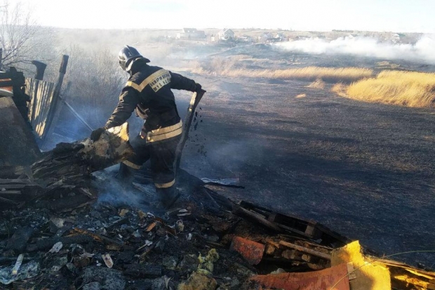 На западе Волгограда тушат ландшафтный пожар